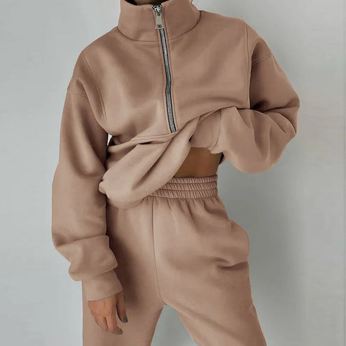 Breathable women's tracksuit – fitted design, soft fabric, for workouts and leisure